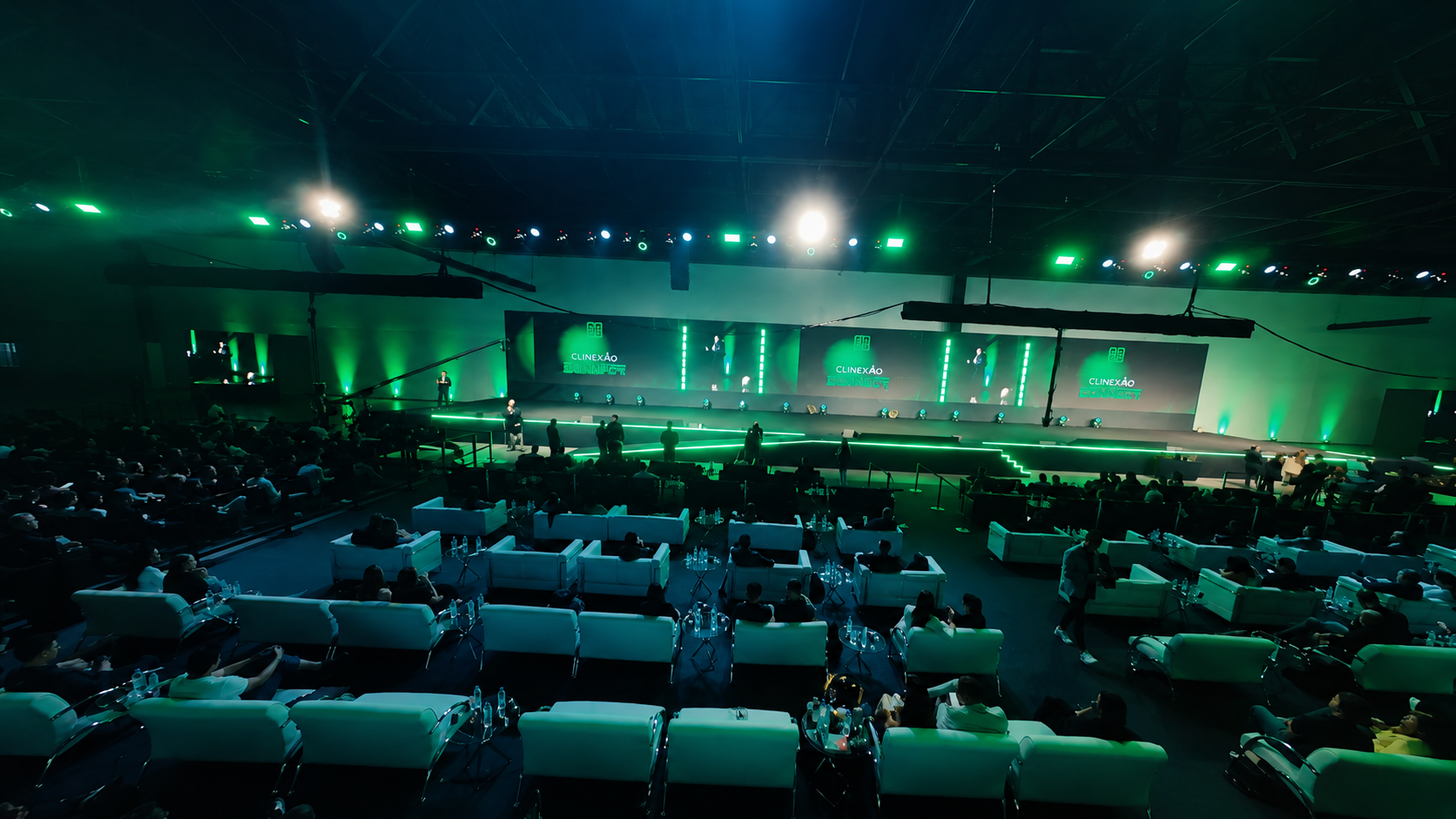 Evento iGreen com palco e iluminação verde